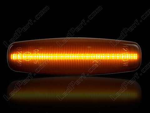 Maximum lighting of the dynamic LED side indicators for Infiniti Q70